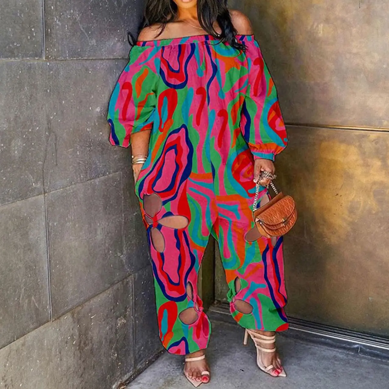 Рисунок 4 - Женский однотонный комбинезон с открытыми плечами