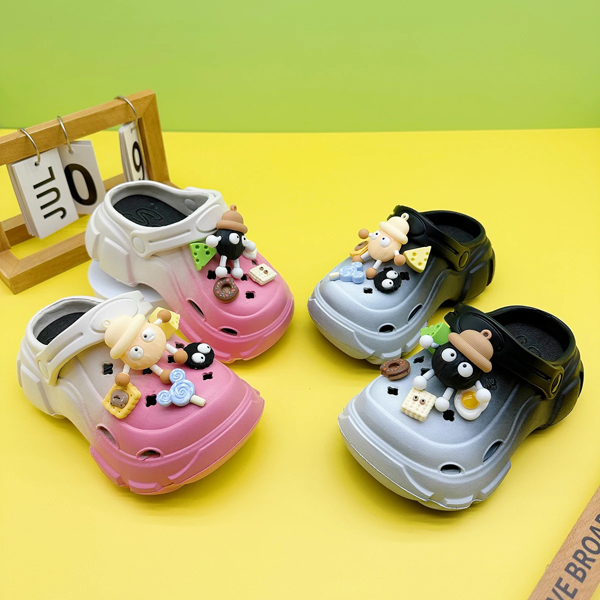 New Cartoon Little Briquettes Family Clogs for Boys and Girls X606