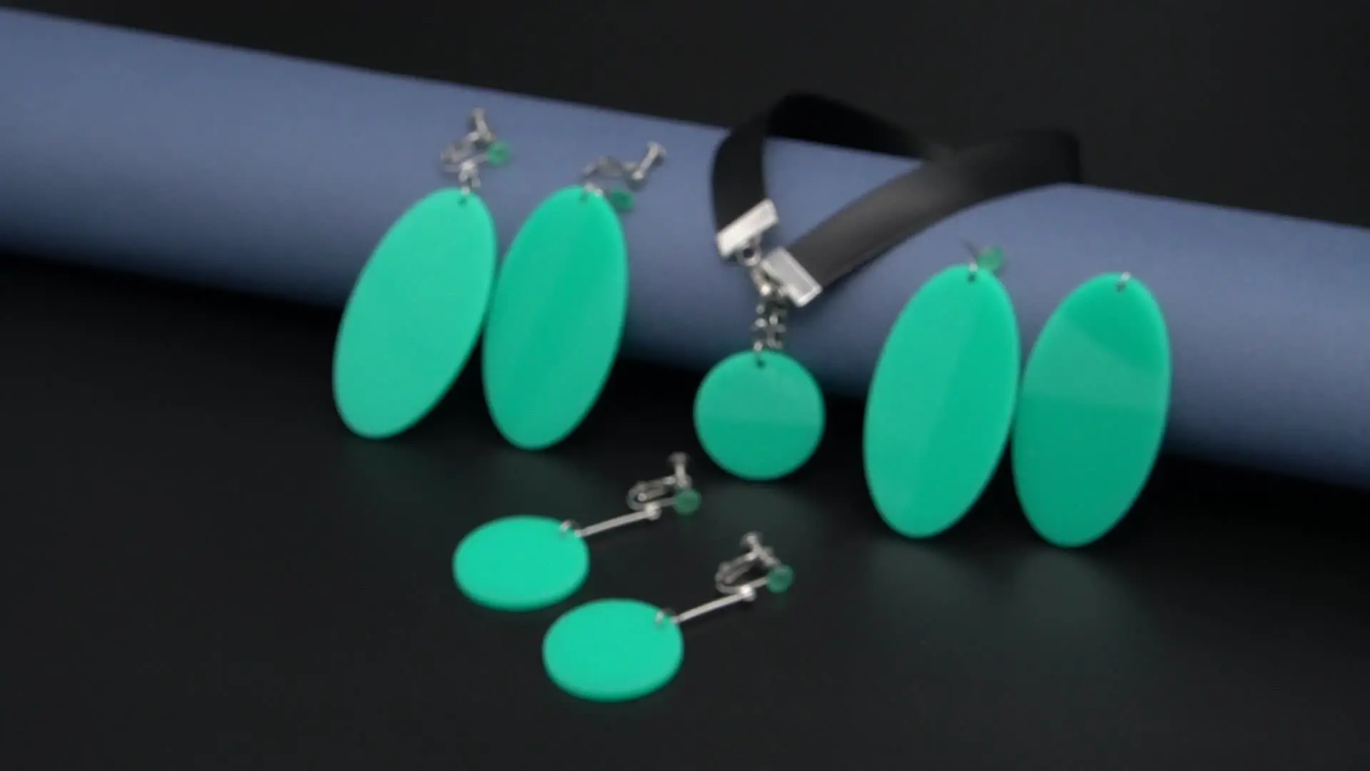 Серьги MINISO DAN DA Momo Ayase зелёные акриловые