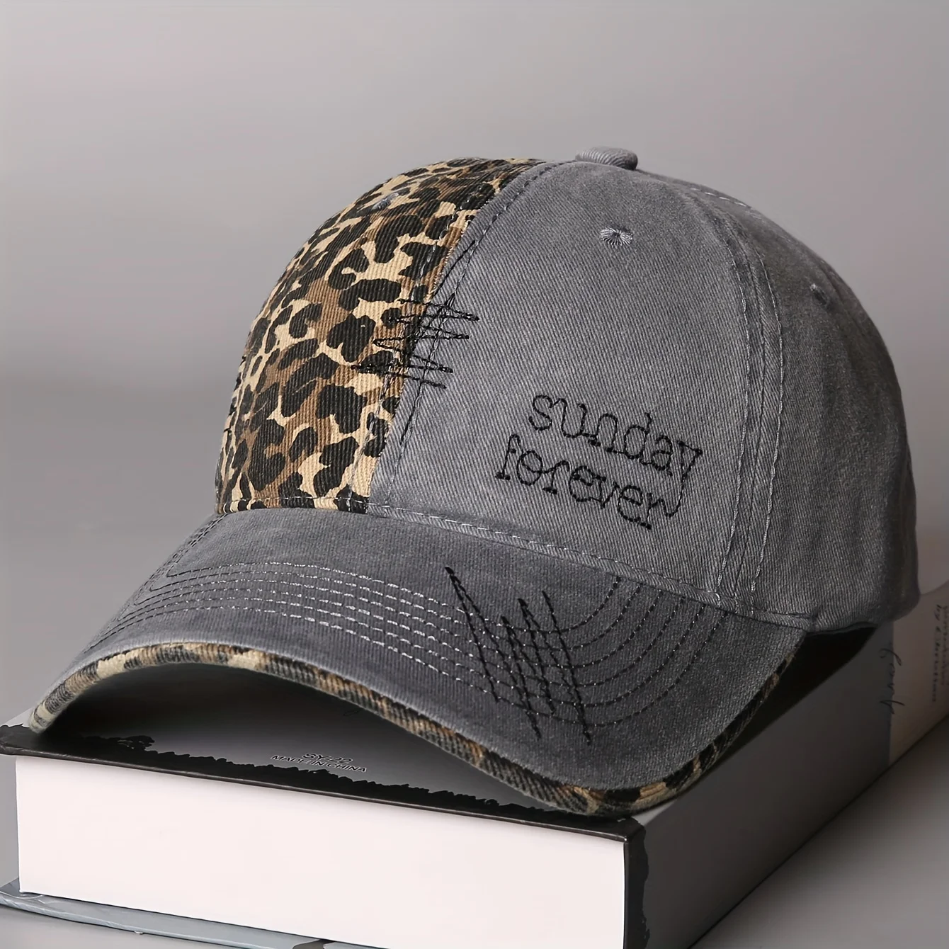 Leopardenmuster Buchstaben-Bestickte Baseballkappe für Frauen Street-Style Hot Girl Personalisierte Mode Gesichtsformende Entenschnabel-Kappe – Detail 15