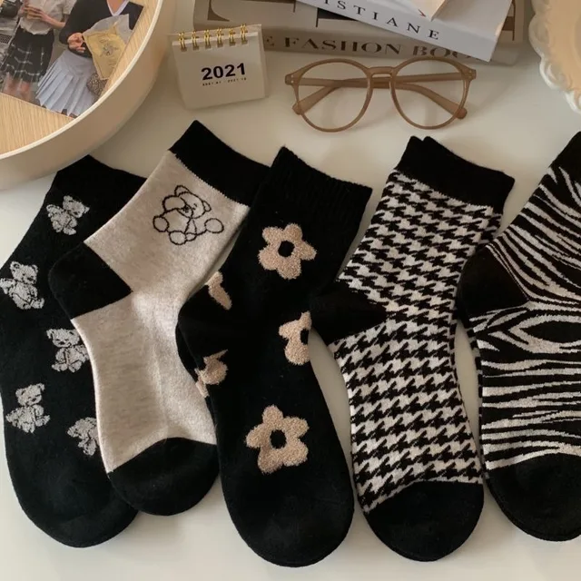 5 Pairs Women's Cute Little Bear Mid-Calf Socks Fashionable and Versatile Floral Prints Breathable Soft Comfortable Casual Socks 1