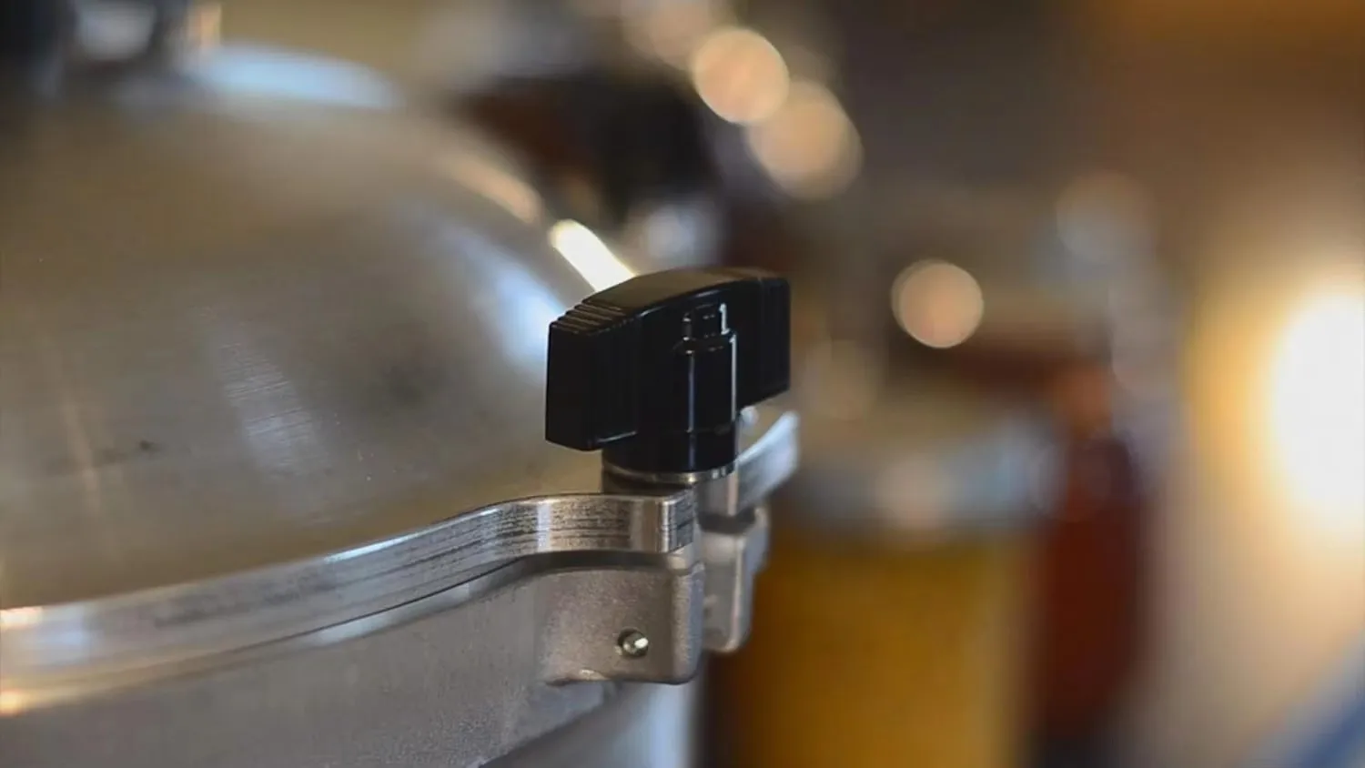 Pressure Cooker - Exclusive Metal-to-Metal Sealing System - Easy to Open & Close - Suitable for Gas or Electric Stoves 4