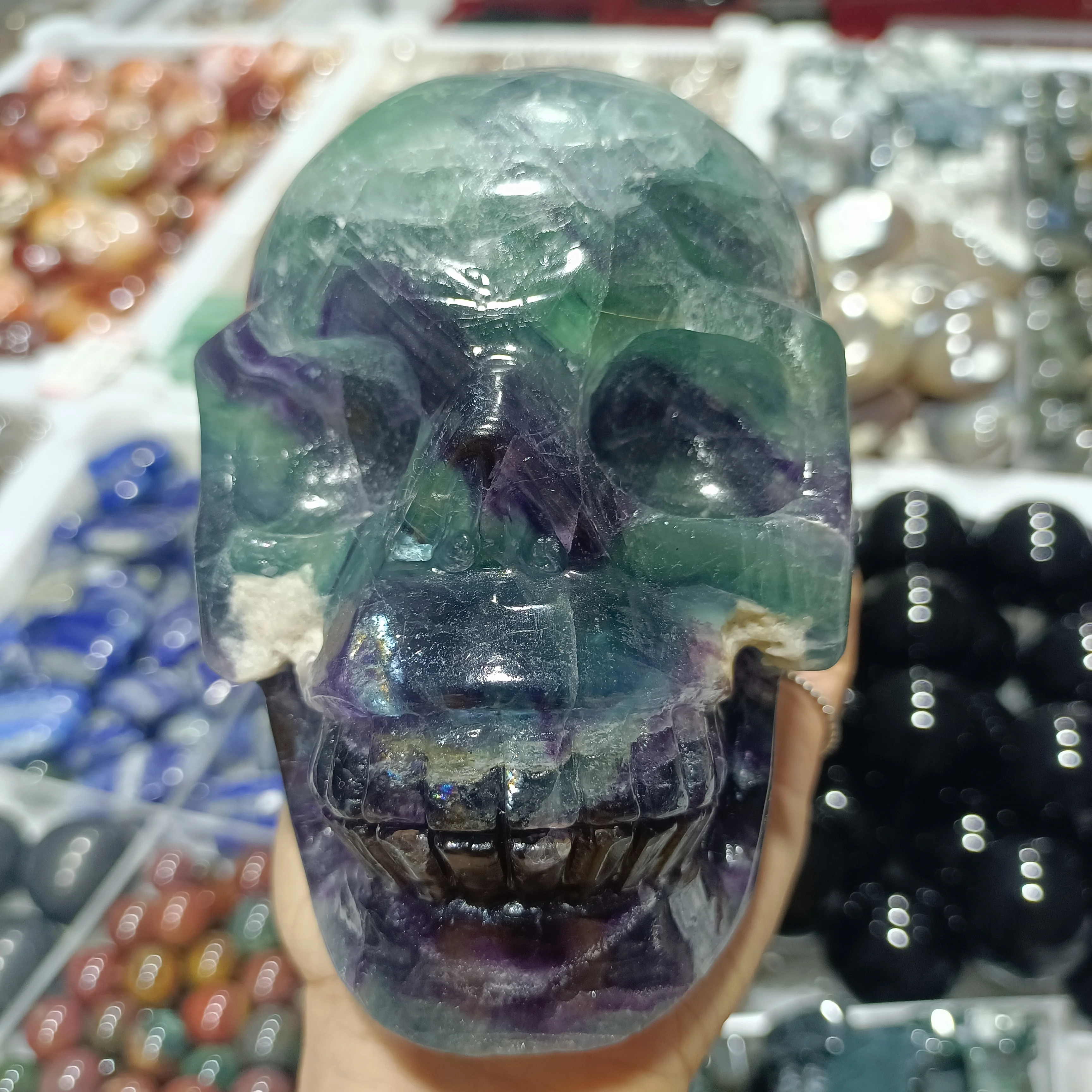 Natürlicher farbiger Fluorit, Totenkopf, farbiger Quarzkristall, Erz, Schleifen, mineralisches Reiki, Heilung, Entmagnetisierung, Dekor – Detail 5