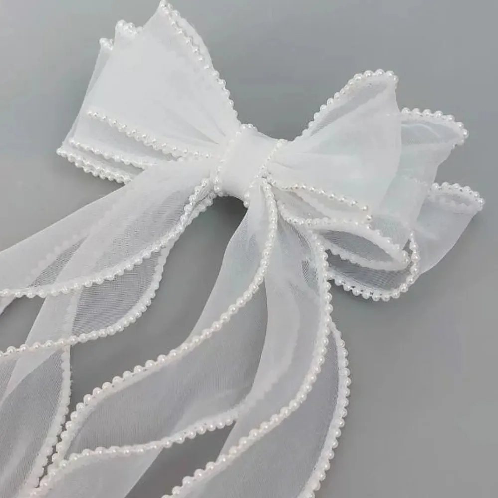 Accessorio per capelli da sposa: decorazione per capelli da sposa con fiocco bianco con perline realizzata a mano – Ideale per updos da sposa e acconciature di velo. Regalo per la sposa - immagine 2