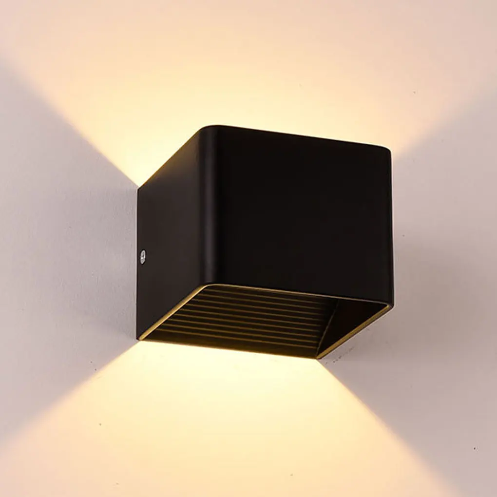 

Aluminum Modern Waterproof Wall Light With Multi-directional Lighting Easy Installation Wall Lamp