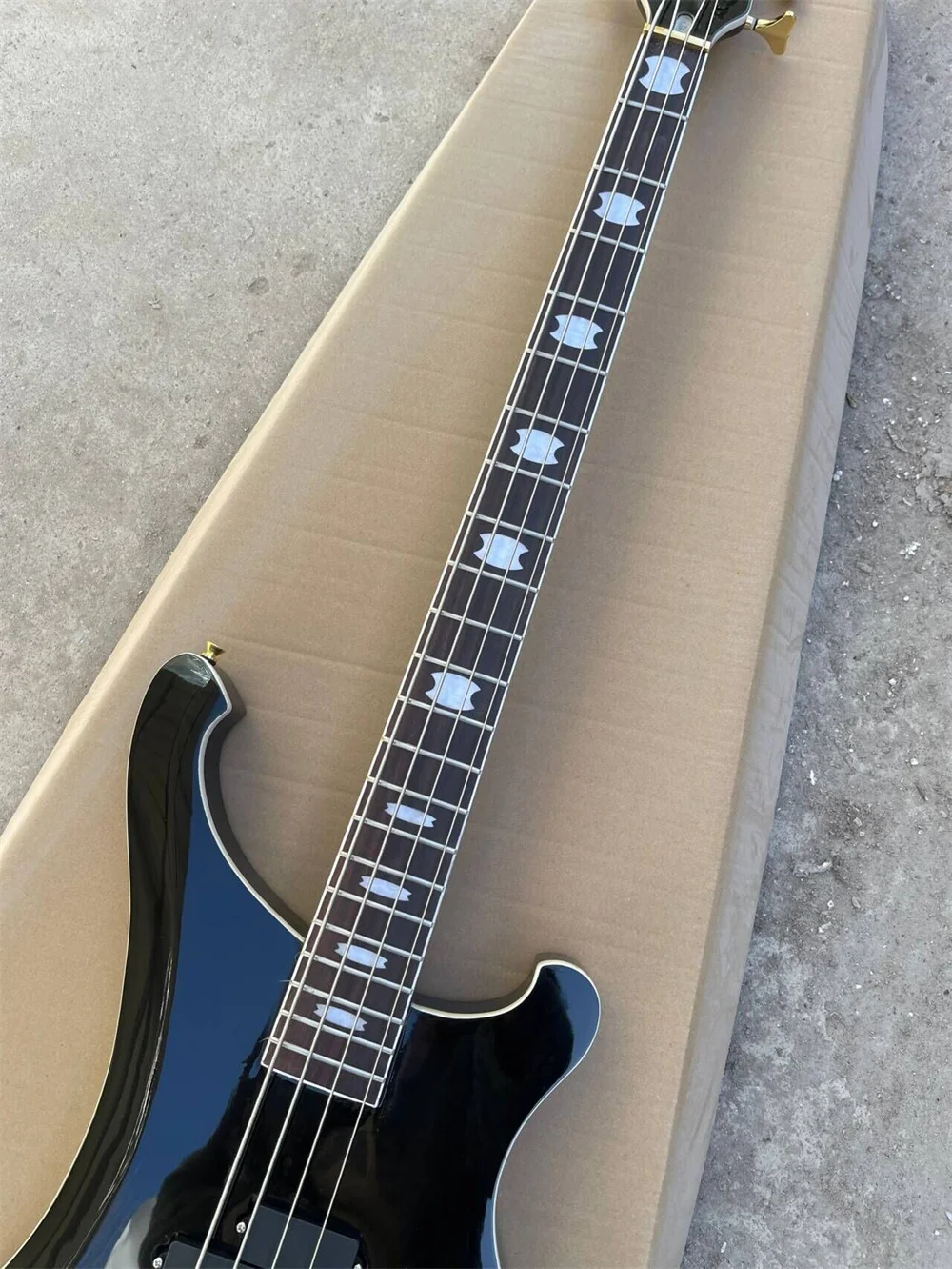 Electric Bass Guitar 4 Strings Electric Bass Guitar with Rosewood Fingerboard Black Hardware Active Pickups