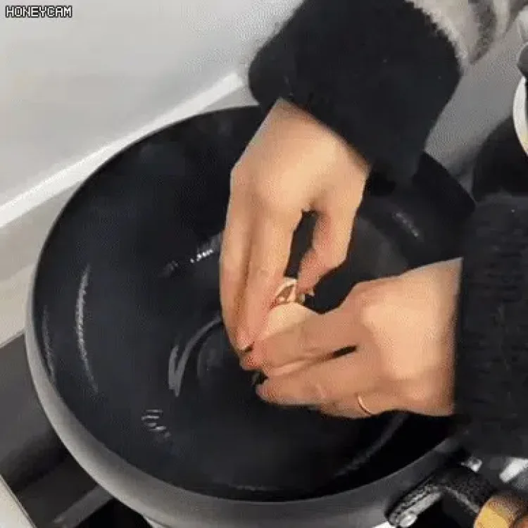 Handmade Pure Iron Non-Stick Frying Pan - Big Belly Flat Bottom Cookware for Gas Stove