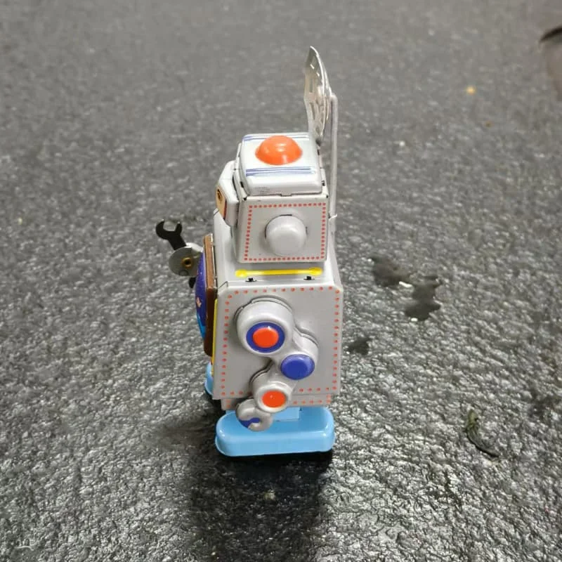 [Funny] Classic collection Retro Clockwork Wind up Metal Walking Tin Toy The astronaut robots Mechanical kids christmas gift