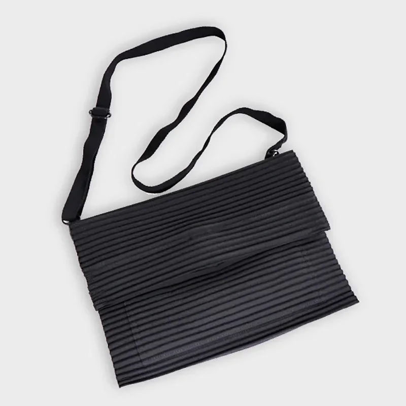 miyake-folded-men's-and-women's-same-style-shoulder-bag-fashionable-and-minimalist-street-style-handbag