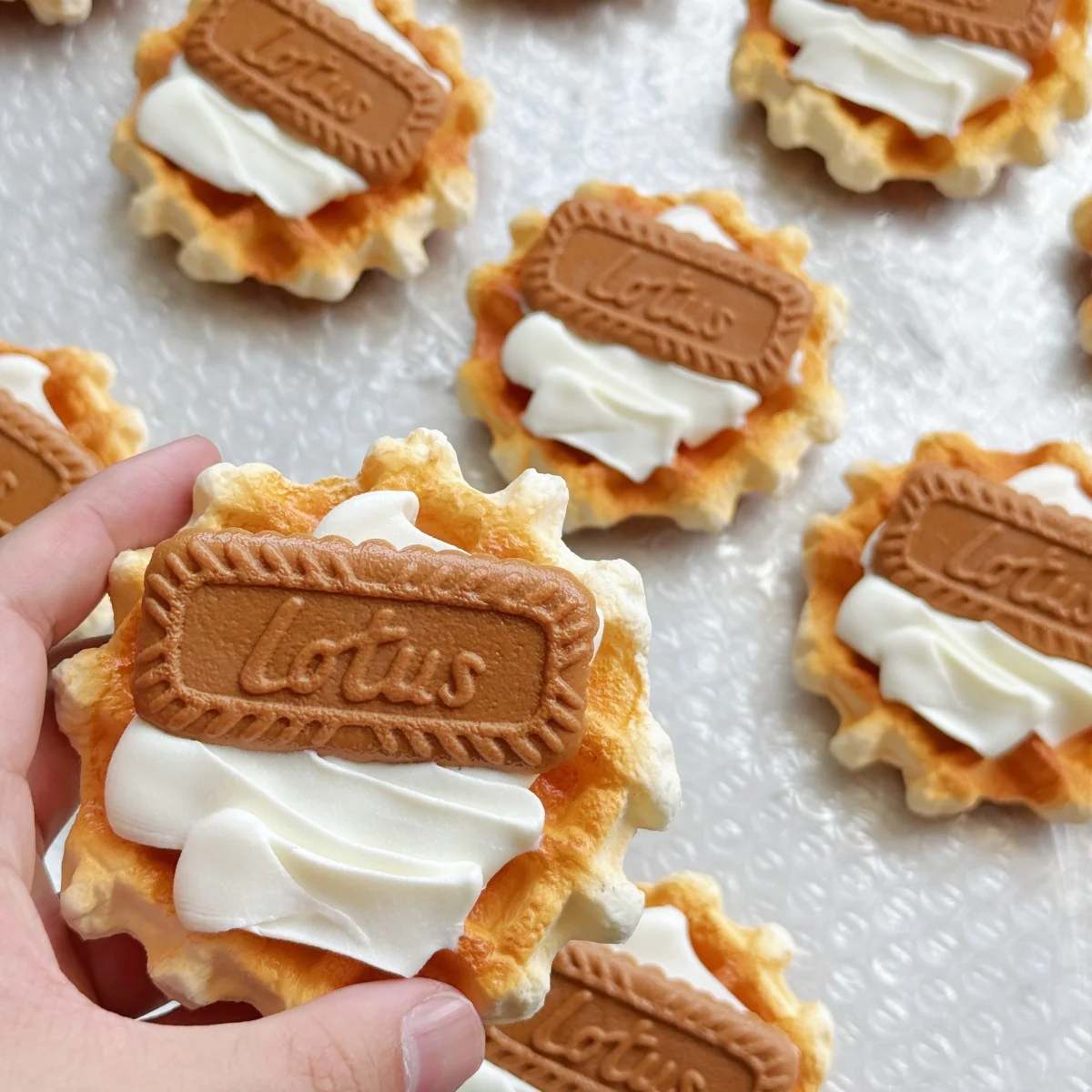 Gofre falso con helado y galletas de caramelo, exhibición realista de postres, accesorio de fotografía para comida, decoración de panadería de cafetería