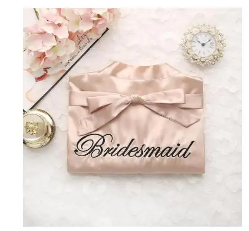 damigella d'onore in abito champagne