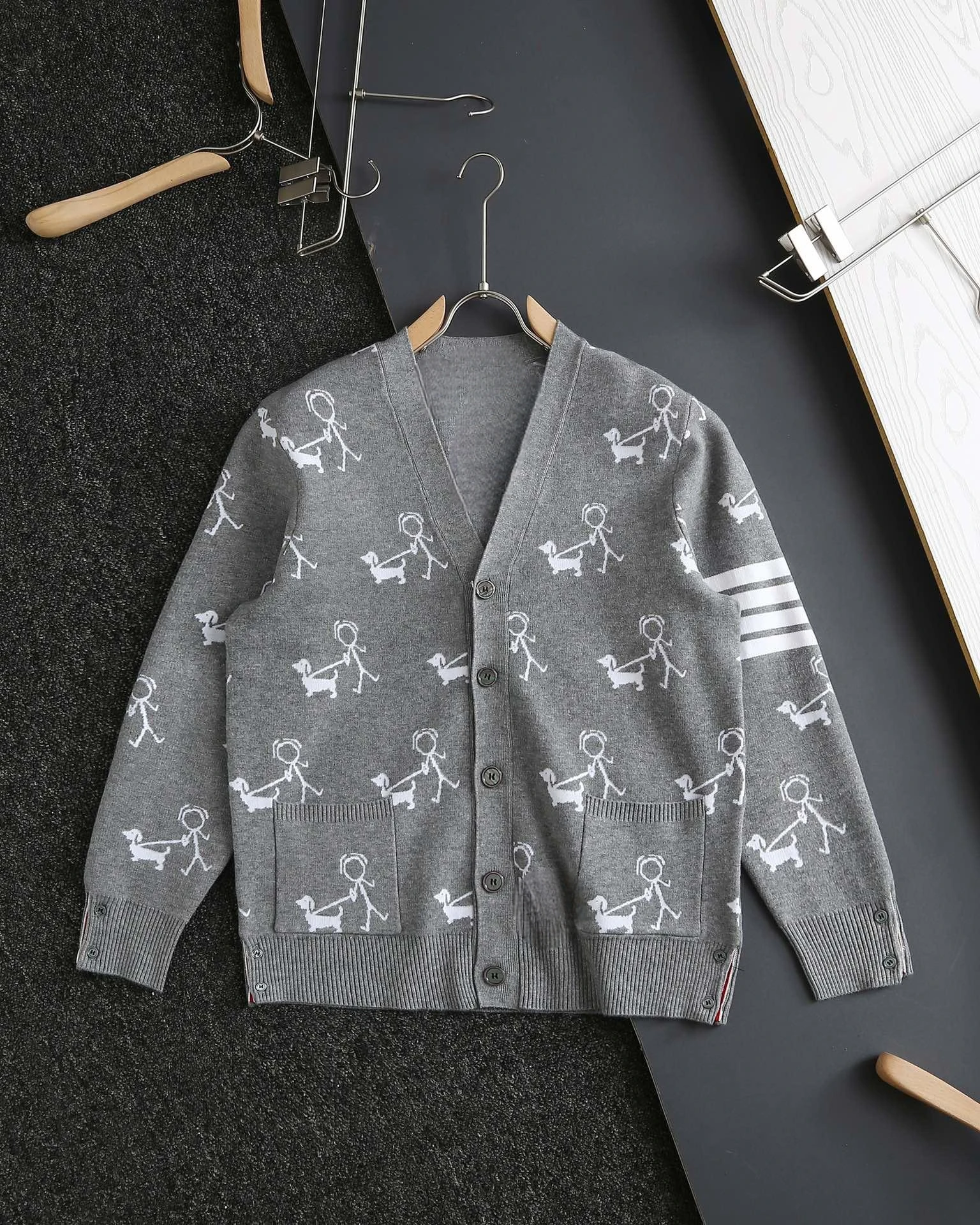 2023 TTB Cardigan Autumn New Long-Sleeved Fashion Men Sweater  All-match Fashion Design  Animal Casual Pattern Women Men Coat