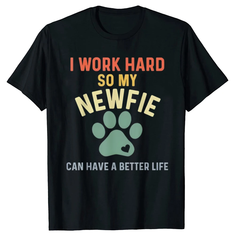 Retro-T-Shirt für Hundebesitzer von Newfoundland-Hunden: „Ich arbeite hart, damit meine Newfie-Mama glücklich ist“ – Herren-Mode, lässiges T-Shirt, locker geschnittenes Oversize-Streetwear-T-Shirt