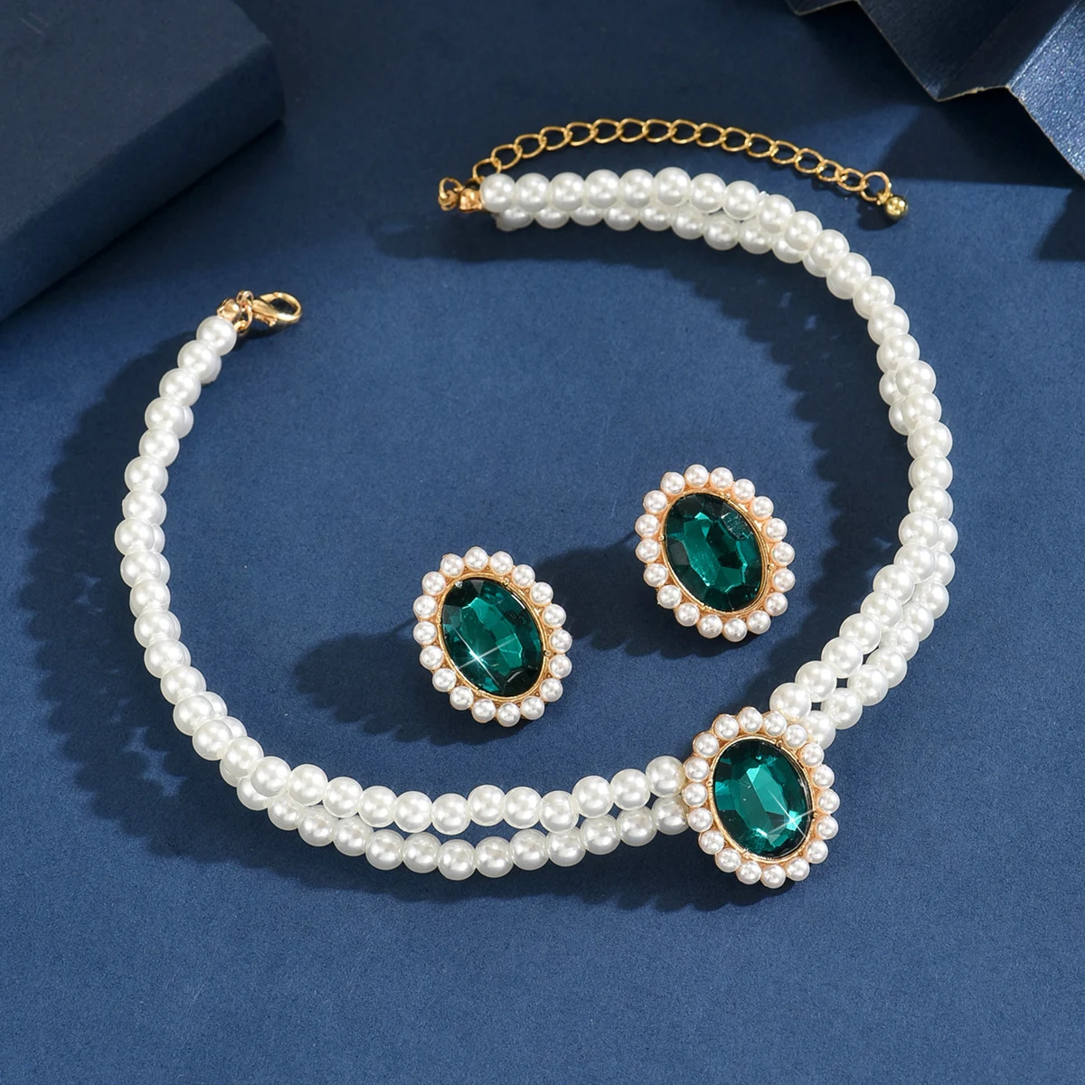 Conjunto de joias vintage, vista em um fundo rosa