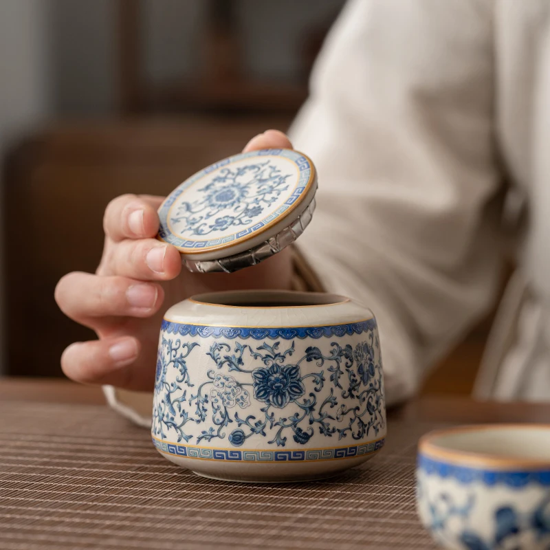 Ceramic storage jar Blue and white porcelain candy jar for home decoration