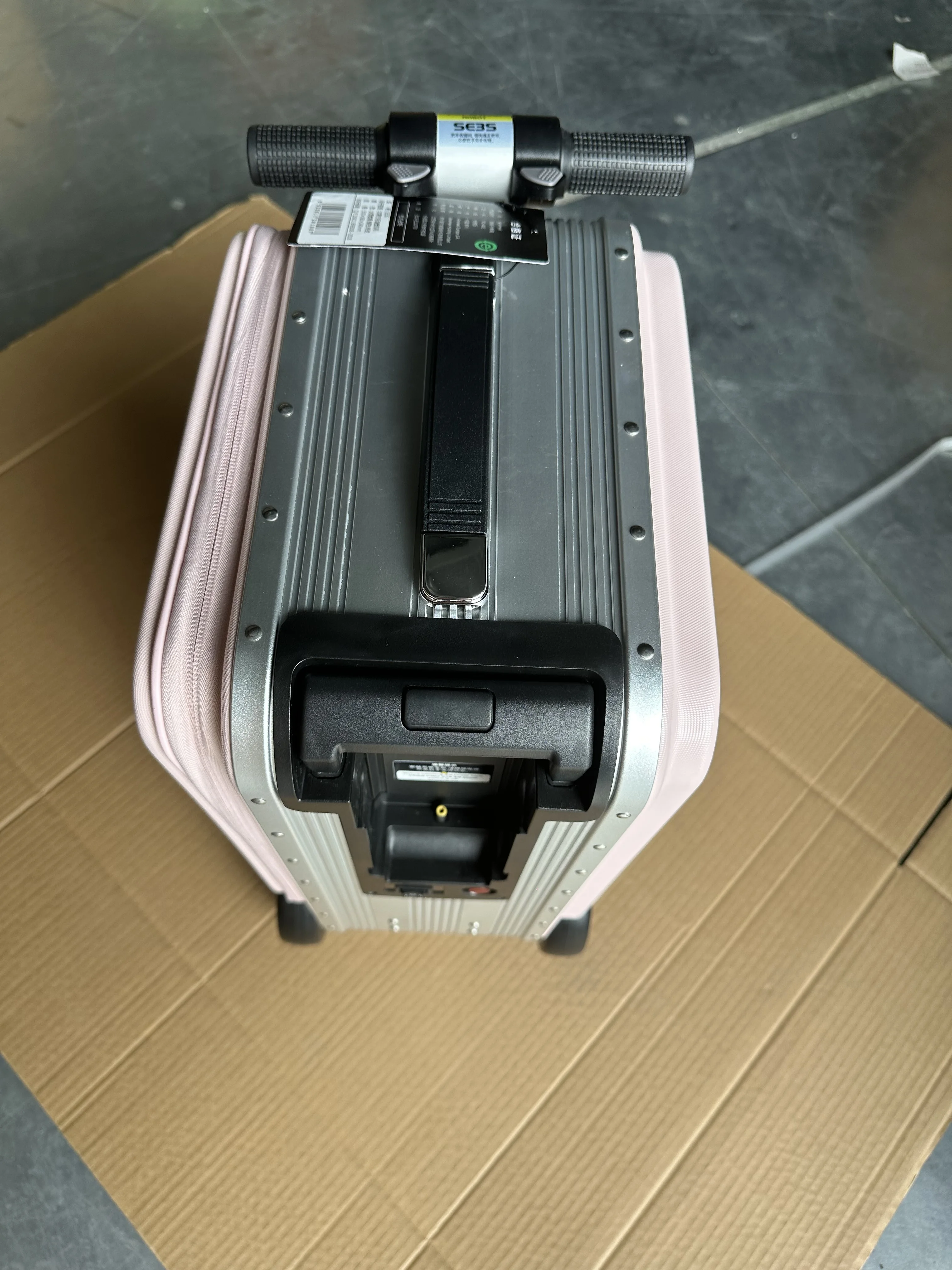 Рисунок 6 - Умный чемодан розового цвета Airwheel