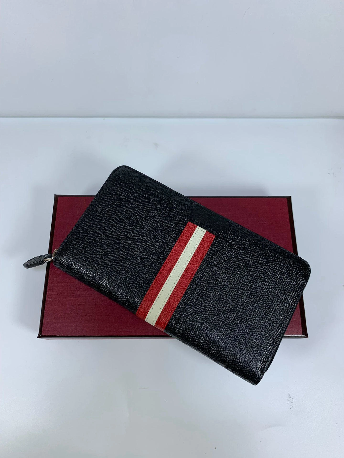 Рисунок 2 - Роскошный брендовый кошелек B