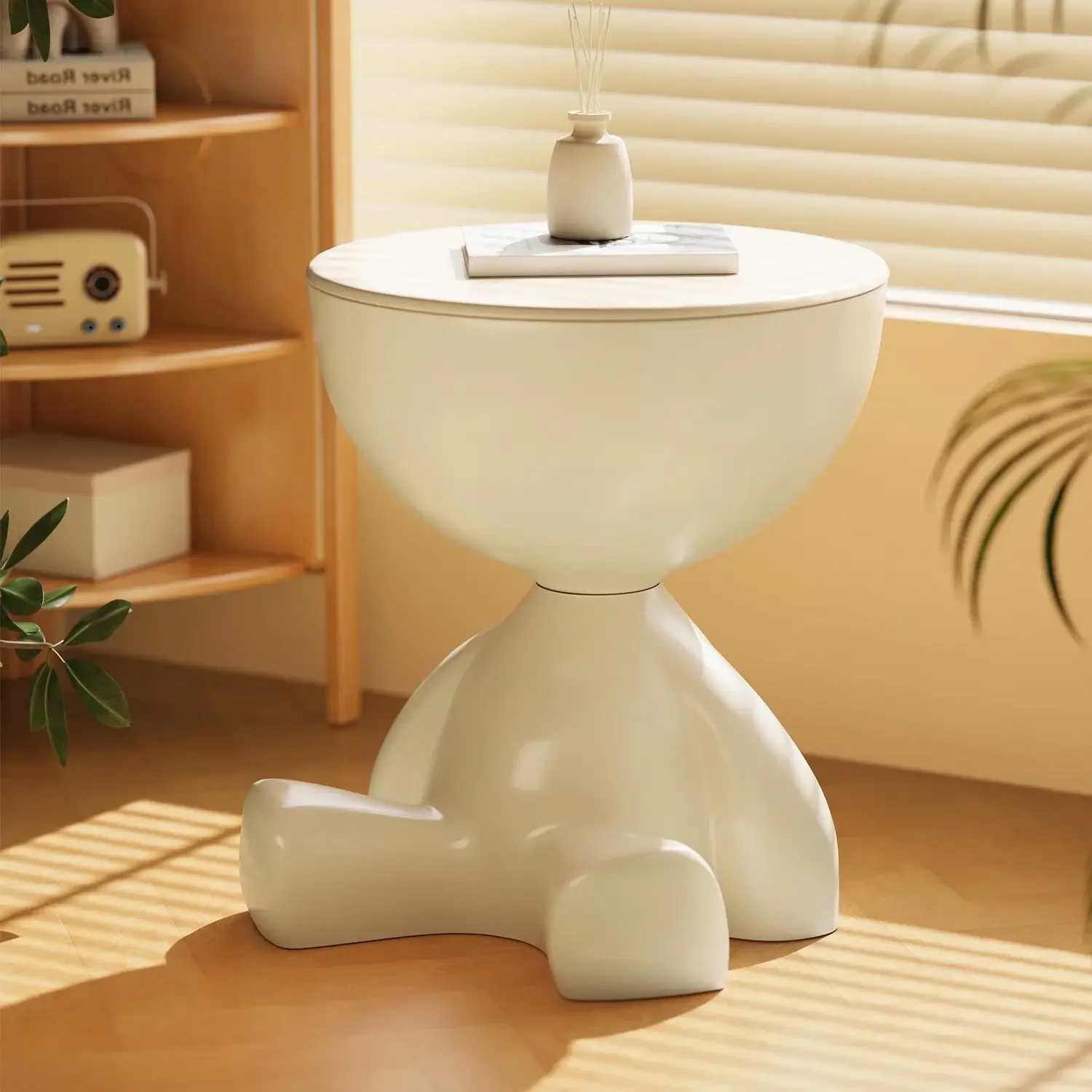 طاولة بجانب السرير باللون الكريمي