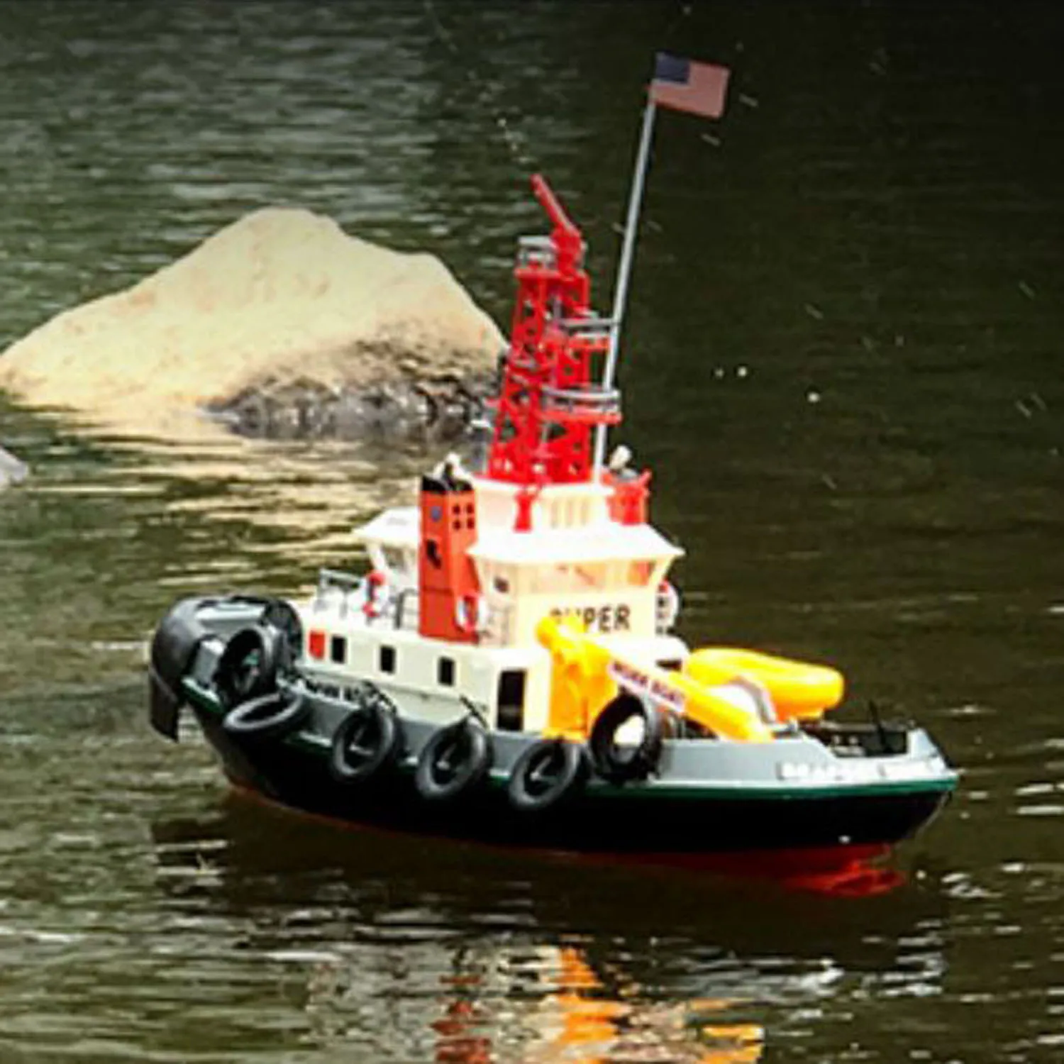 Bateau pompier RC Henglong 2.4G en action projetant un puissant jet d'eau sur l'eau