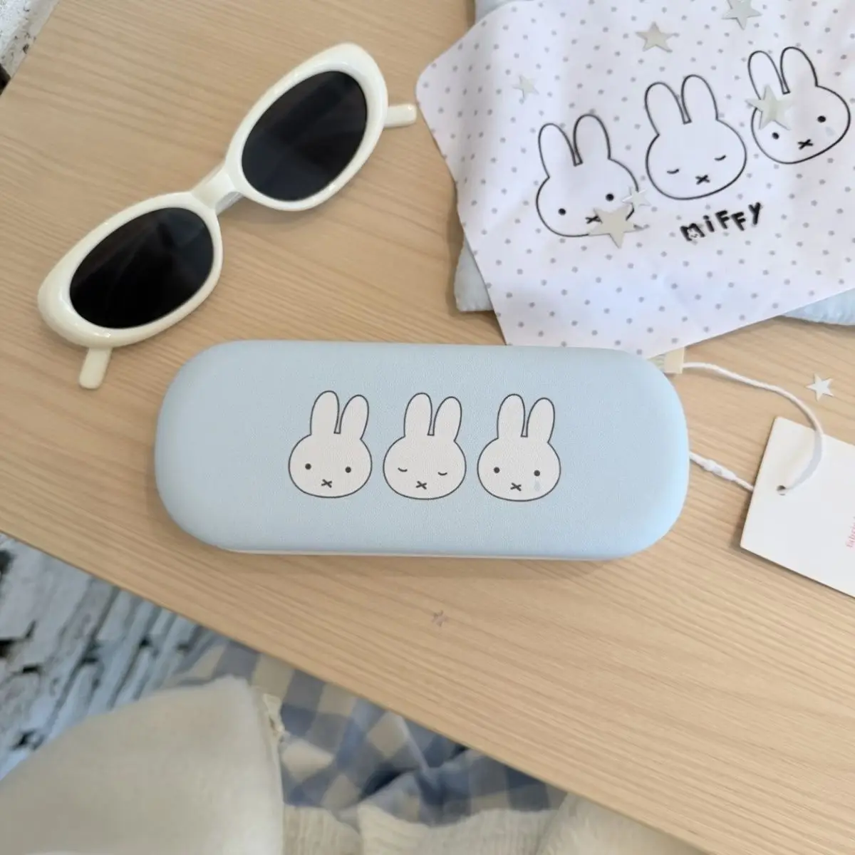Cartoon Miffy Rabbit, süßes und niedliches kreatives Muster, für Herren und Damen, neue einfache Mode, tragbares magnetisches Brillenetui, Geschenk – Detail 5