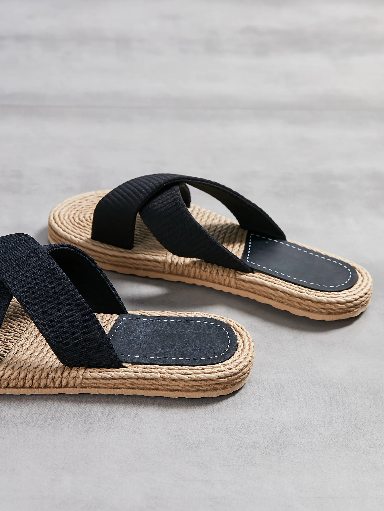 Handmade Ladies Home Slipper Hemp Straw Women Sandals Casual Outdoor Cross Slipper Female Summer Beach Wear Flat Heel Shoes