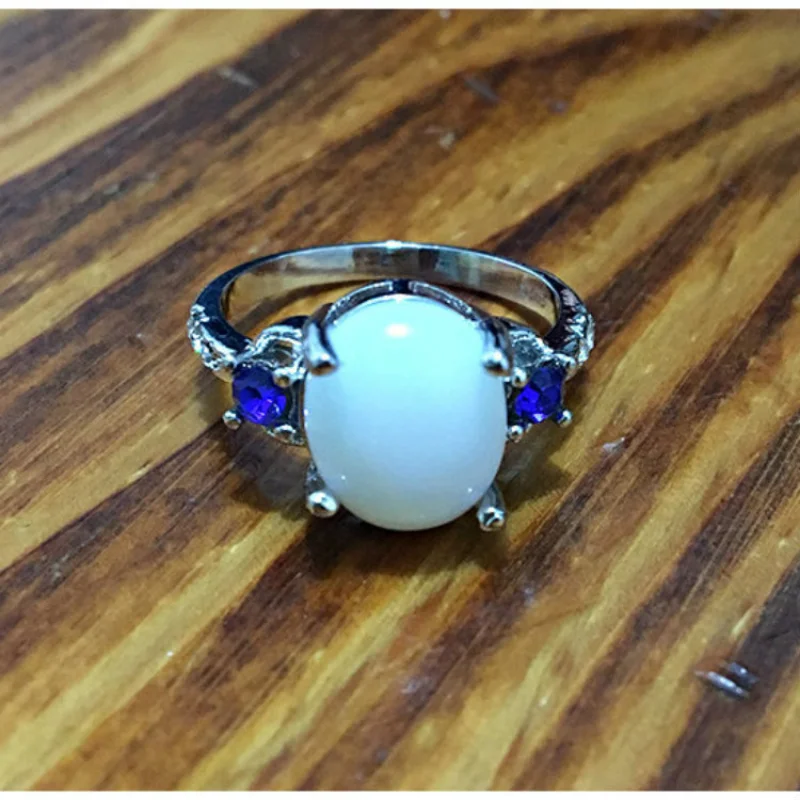 

White ring inlaid with moonstone, European and American fashion ring