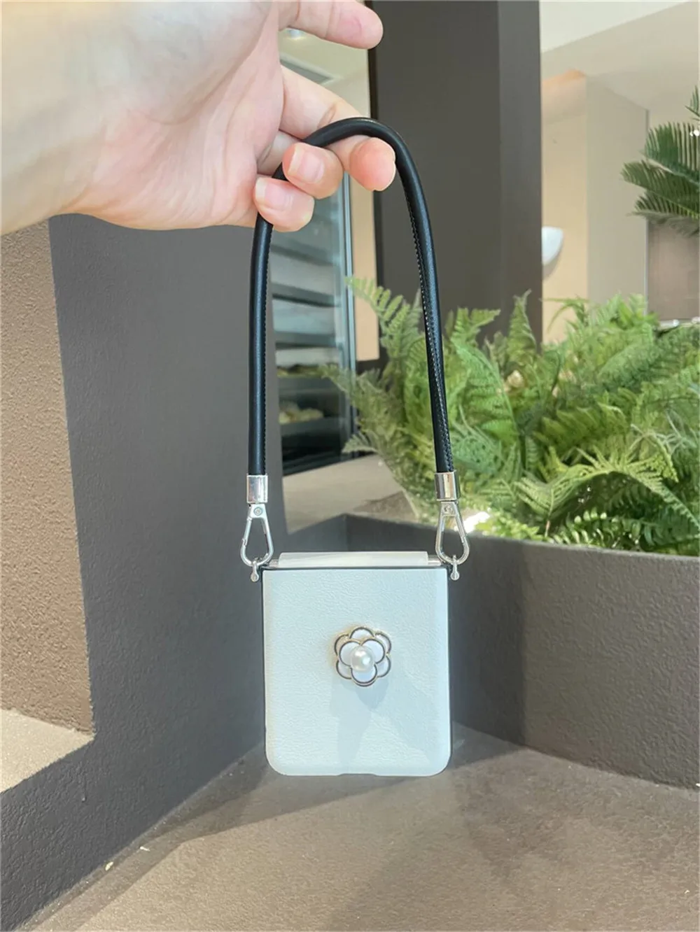 Elegant Pearl Flower Chain Case