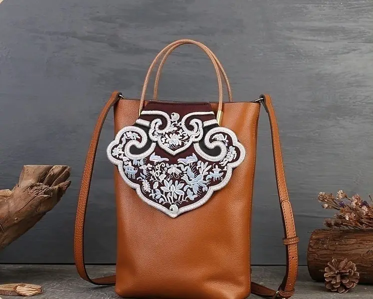 

Baotou layer cowhide leather female BaoGuoFeng embroidery zipper bucket literary restoring ancient ways single shoulder bag