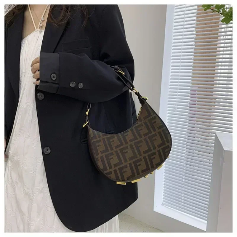 Fashion Amazing Classical Bags Niche Crescent Moon Bag Retro High-end Texture One Shoulder Bag Versatile Portable Underarm Bag