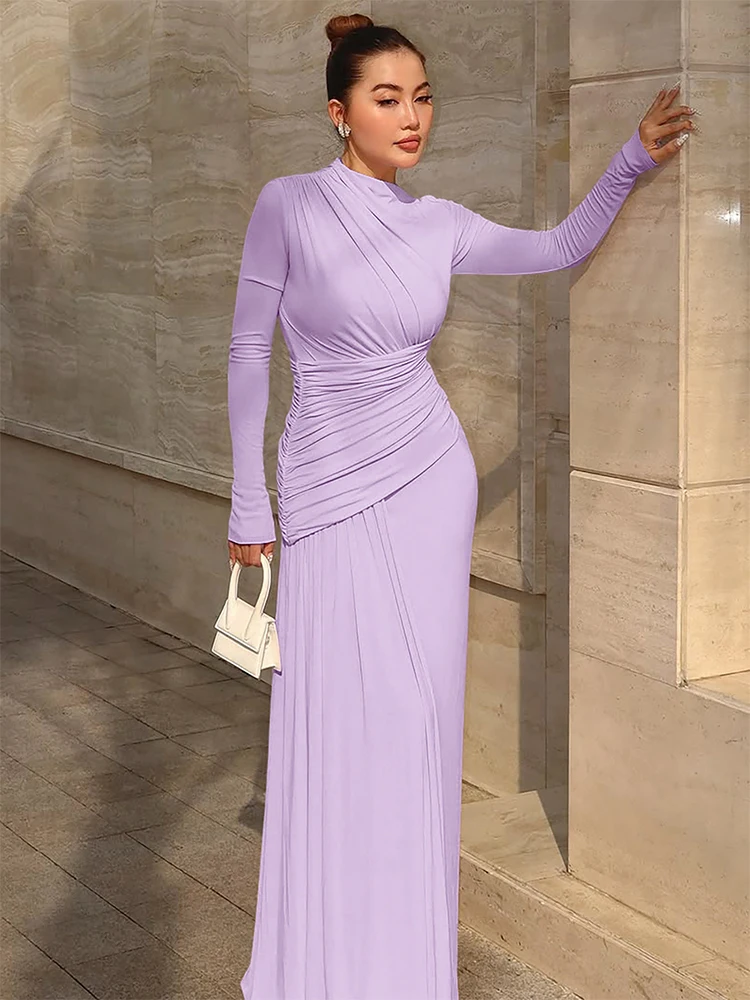 فستان وردي طويل بتصميم ياقة عالية وكشكش جانبي