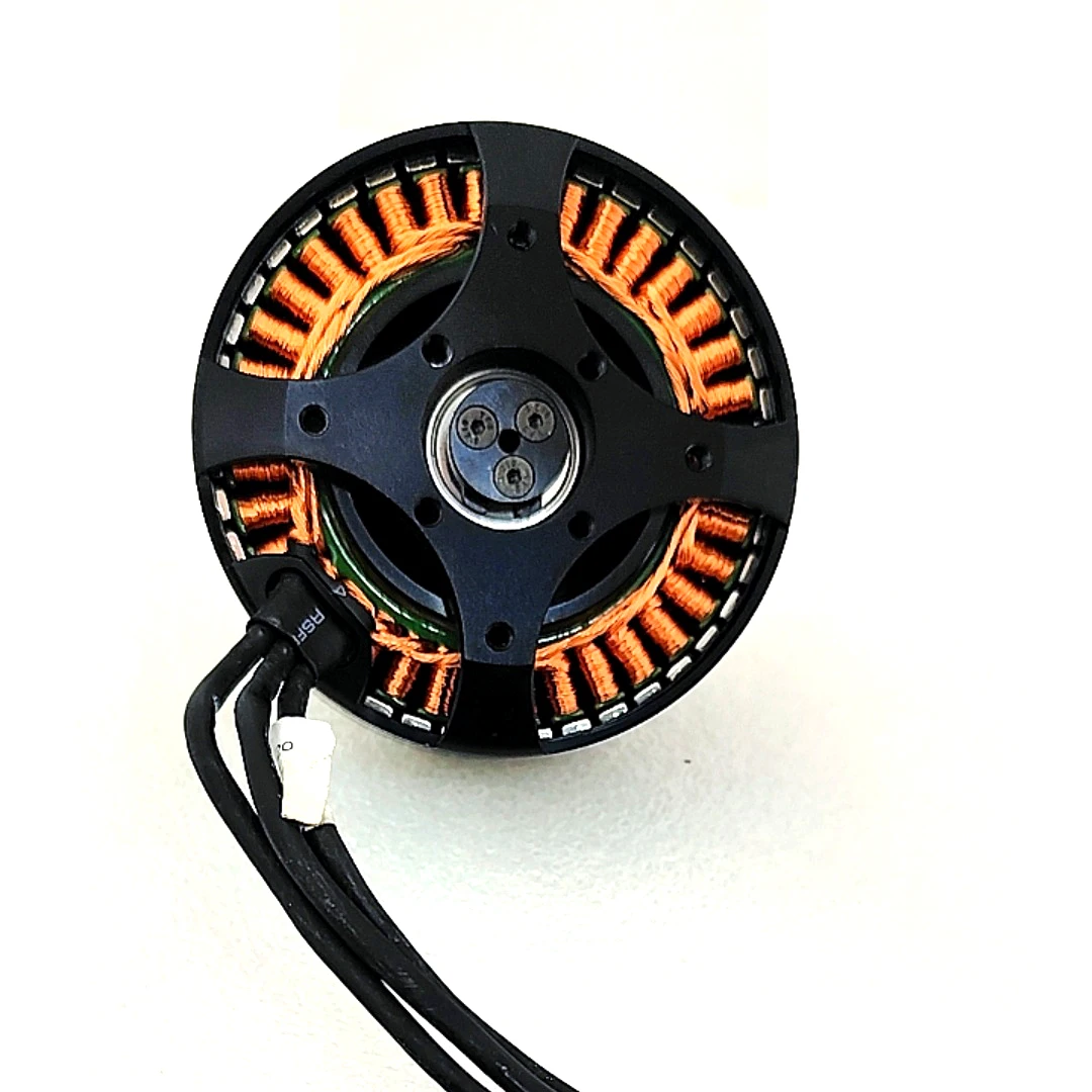 Détail du câblage et des fixations du Moteur Brushless Shield 8318 100kV pour protection des plantes.