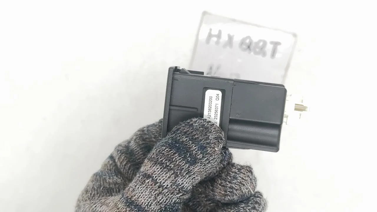 Prise USB Mercedes Classe E / CLS - Compatible A2138203200, Installation Centrale, Matériau ABS Noir - 6
