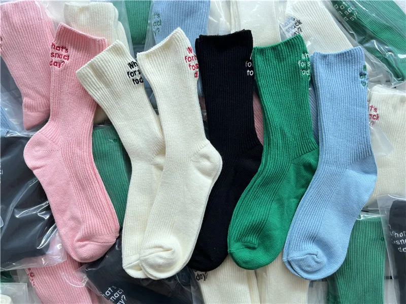 Mode Für Frauen Englisch Buchstaben Stickerei Dicken Faden Baumwolle Socken Mid-Tude Hohe Qualität Japanischen Stil Nette Süße sox – Detail 1