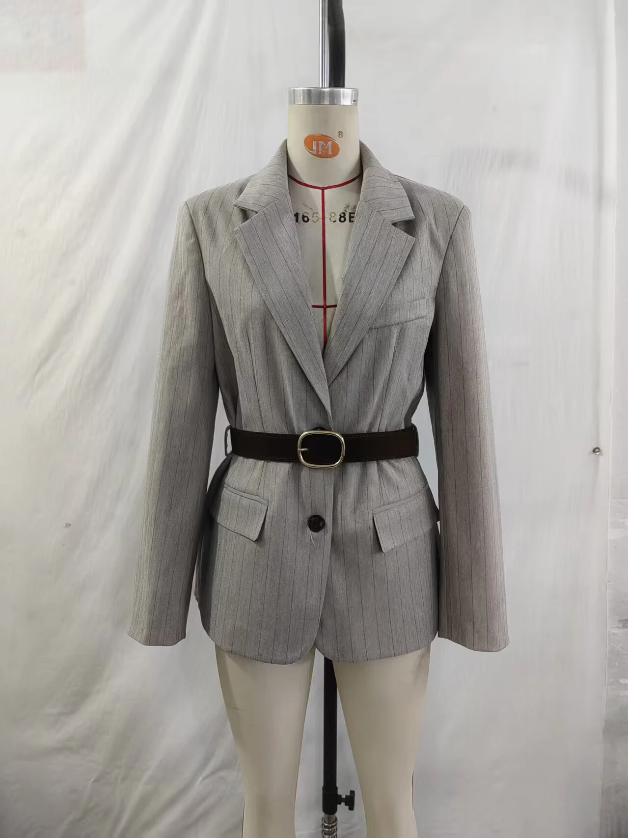 Europäischer und amerikanischer Stil, Frühlingsjacke für Damen mit langen Ärmeln, Gürtel und diagonalem Fischgrätmuster. – Detail 2