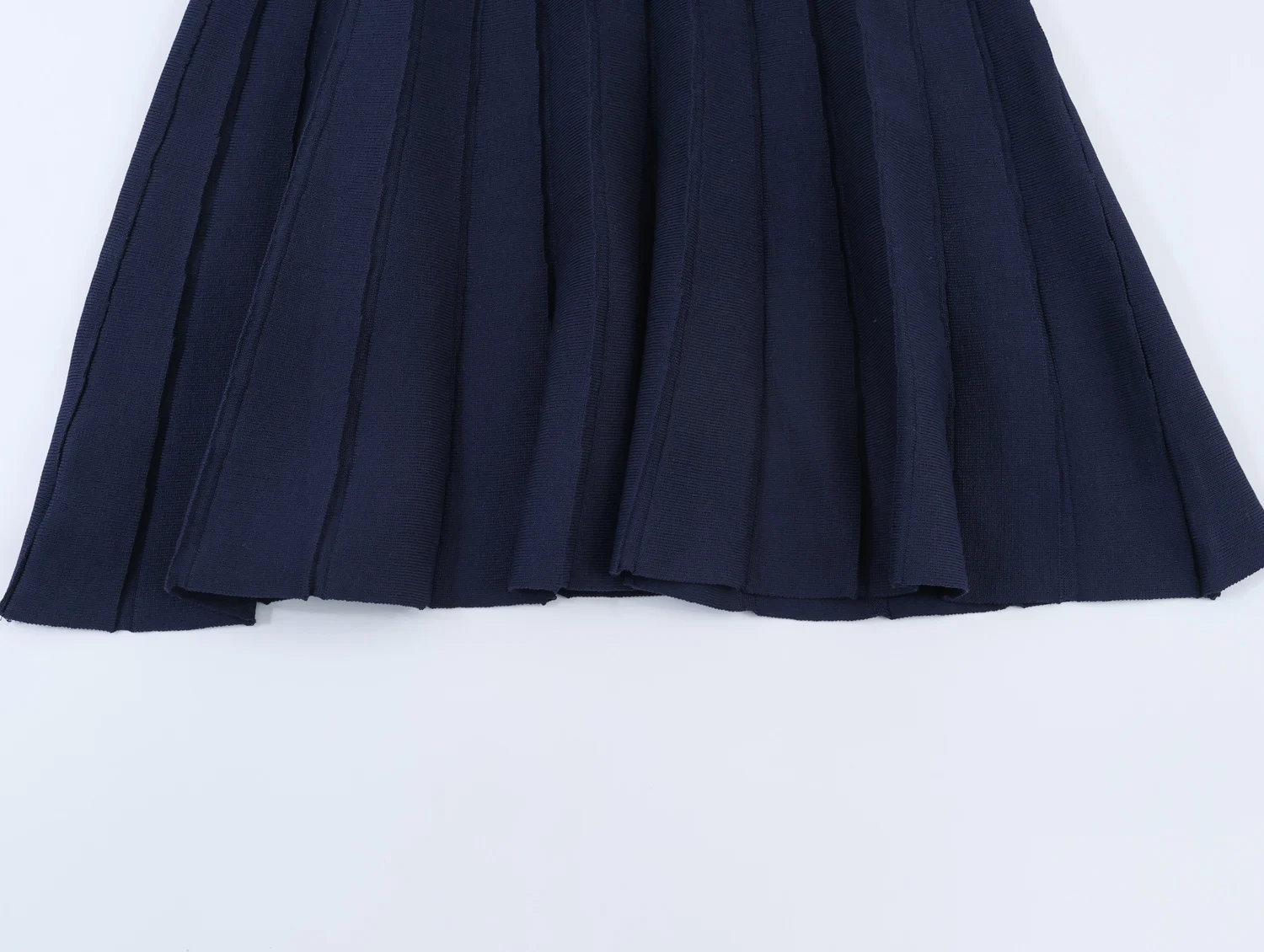 Europäischer und Amerikanischer Frühjahr 2026 Neuer Damenmode-Stil Schlankmachendes Kurzarm-Rippstrick-Kurzkleid – Detail 15