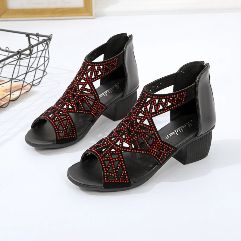 

Новинка 2023, стильные женские летние сандалии из искусственной кожи с вырезами, босоножки на толстом каблуке и молнии, европейские модные Универсальные сандалии