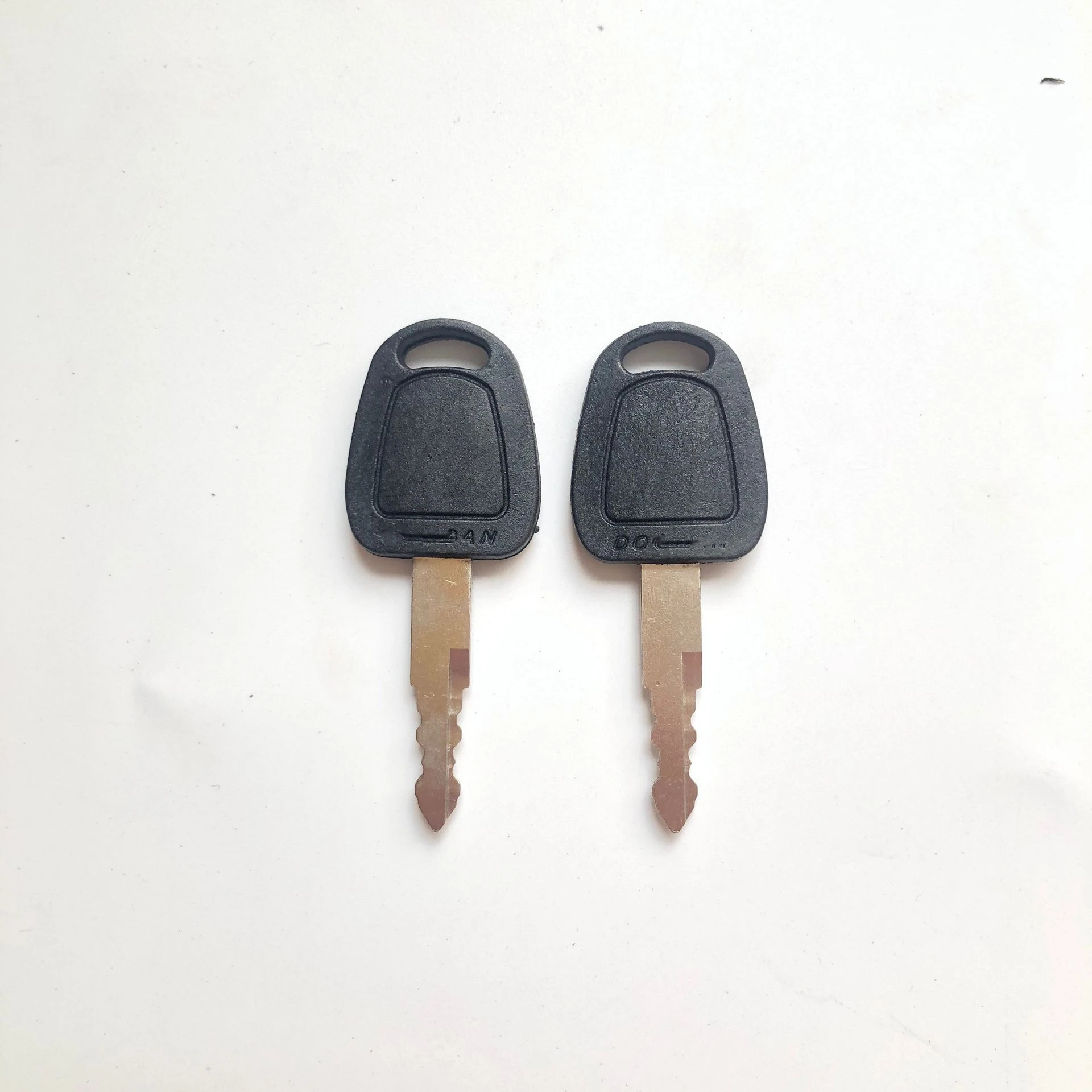 2PCS D100 Ignition Key 110702 00151 For Daewoo Terex Doosan Excavator