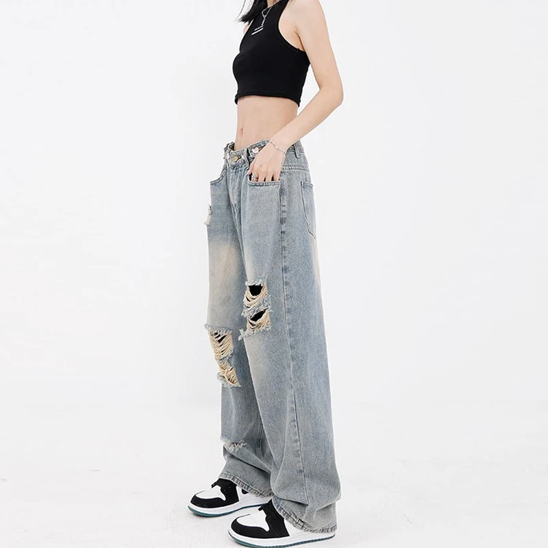 Рисунок 2 - Женские потертые джинсы 2024