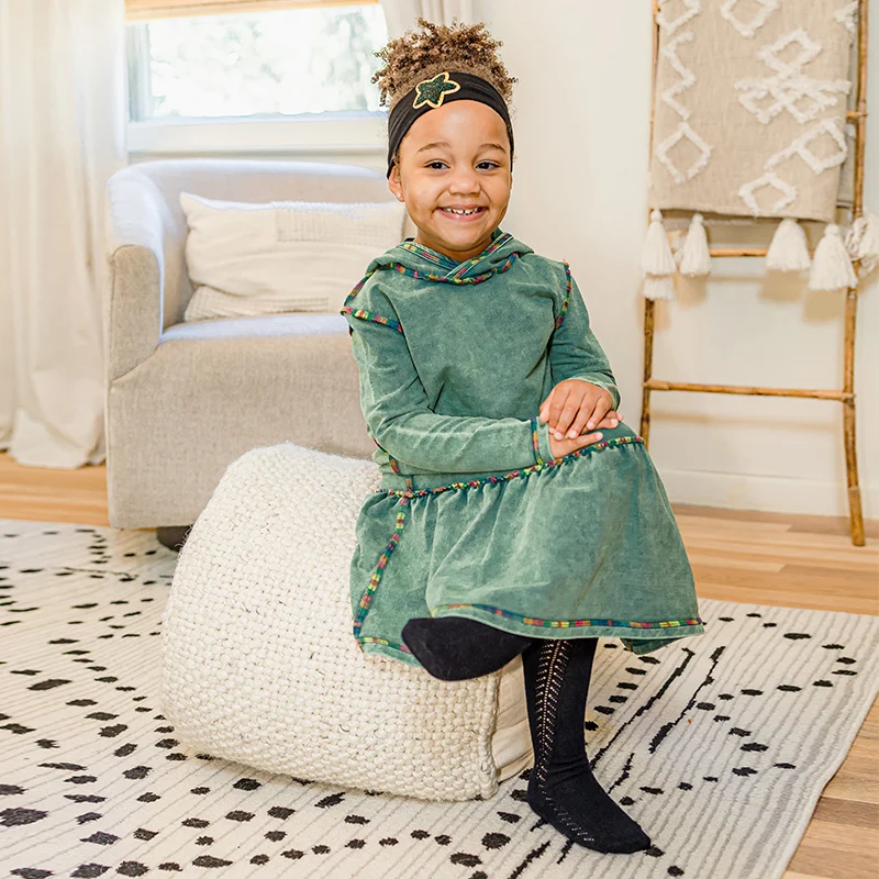 Mädchen-Jeanskleid Winter Stonewash Mädchen-Kapuzenkleid mit Langen Ärmeln Kinderkleid mit Bunten Außennahtdetails und Rüschen am Saum Familien-Outfit