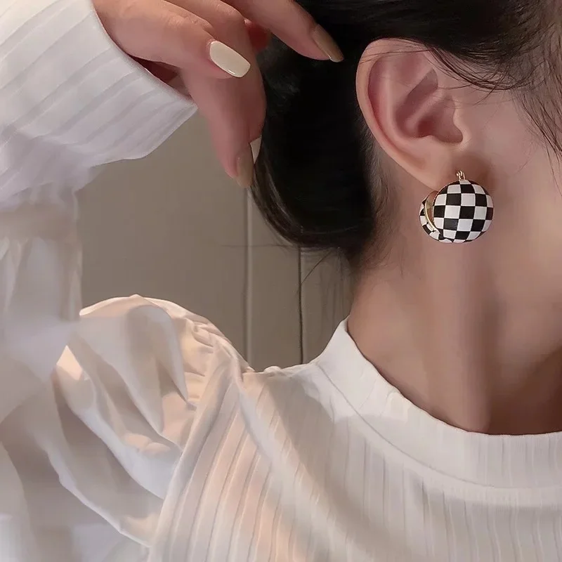 Korean Vintage Fashion Designer Earrings for Women 2021 New Jewelry White Black Button Lattice Pendientes