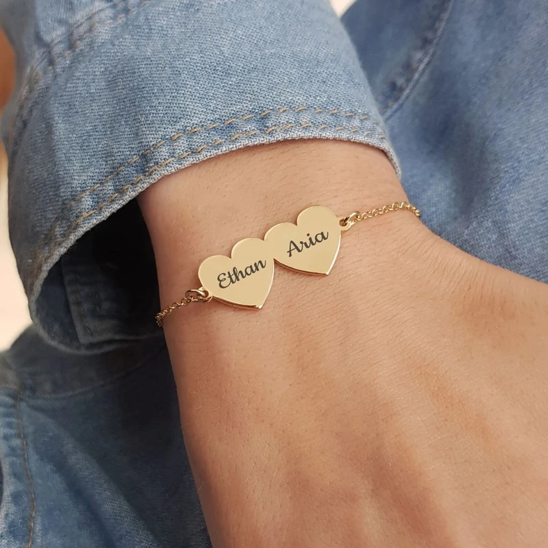 Niestandardowe bransoletki z imionami dla członków rodziny dla kobiet spersonalizowane grawerowane tabliczki znamionowe w kształcie serca bransoletka z amuletem Femme mama siostra prezenty