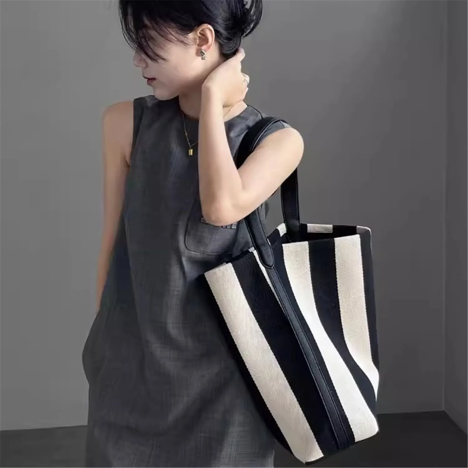 New Stripe Wide Shoulder Canvas Tote Bag Women's Large Capacity Casual Simple Commuting Single Shoulder Bucket Bag Versatil