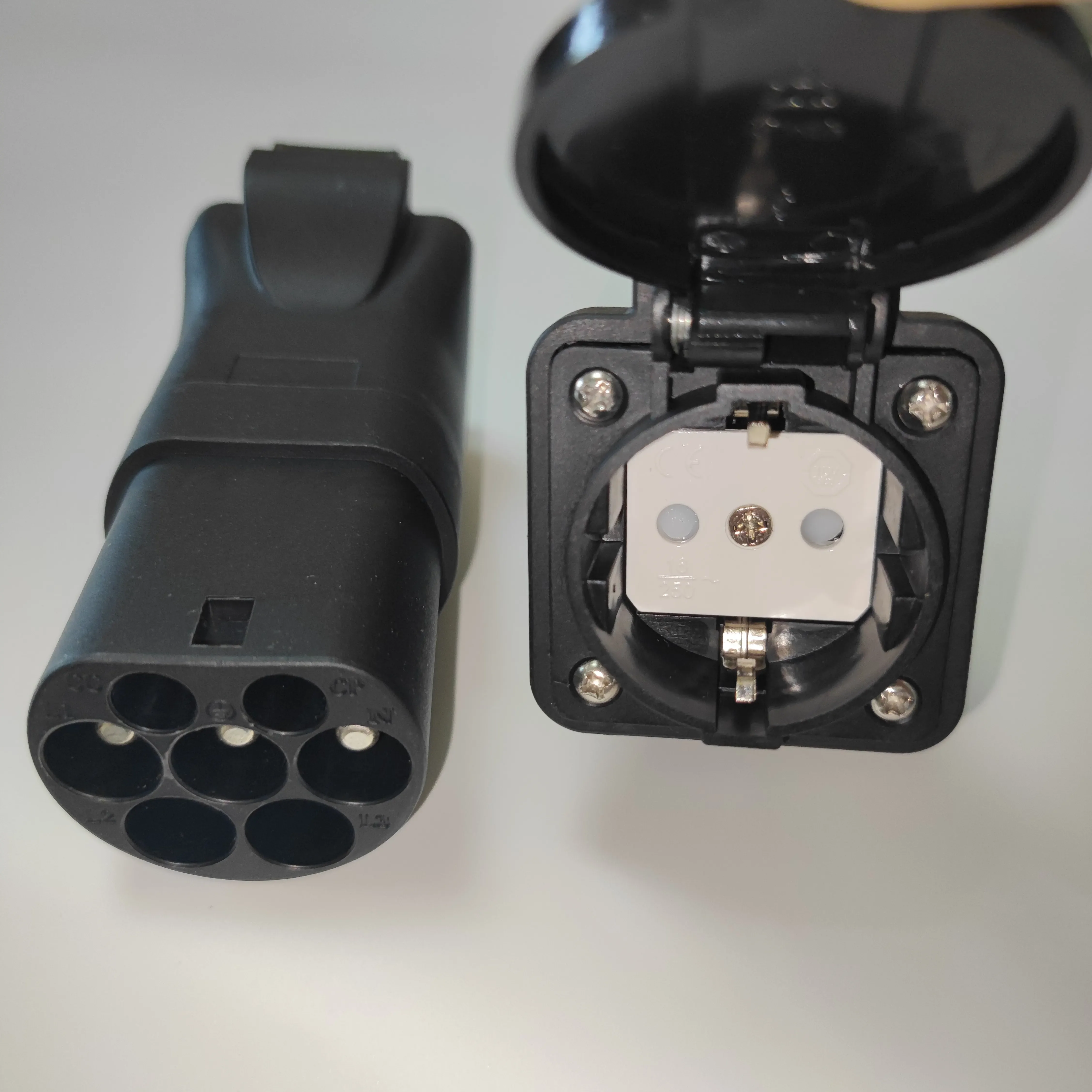 Type2 EV charger adapter IEC62196 external charging socket plug adapter AC 220V EV adapter connector vehicle