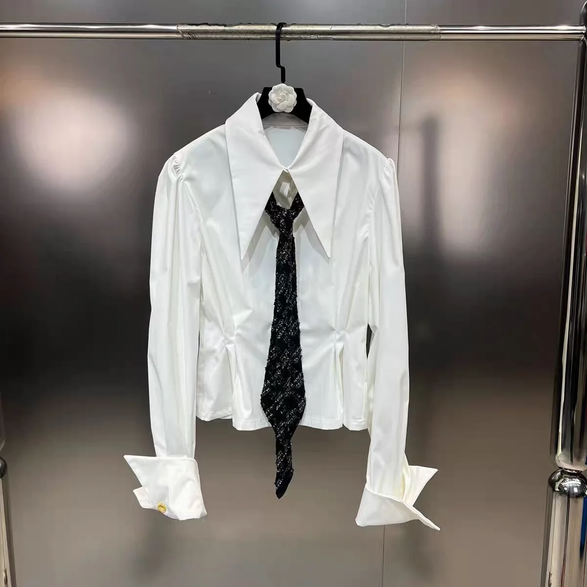 

Новинка 2024 Ранняя весна Xiao Xiang Feng грубый твидовый галстук дизайн с оборкой талией стиль, искусственная кожа и рубашка