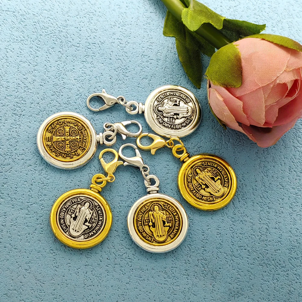 4 Stück zweifarbige Schlüsselanhänger mit Benediktusmedaille und Karabinerverschluss, Retro-Schwimmeranhänger mit Heiligenmotiv für DIY-Schmuck und Schlüsselringe C1693