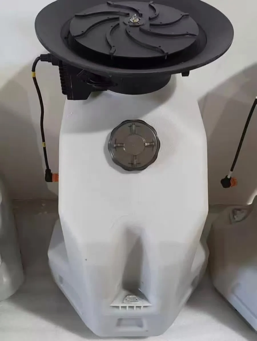 Drone agricole avec réservoir d'eau en action, pulvérisant des cultures, compatible DJI