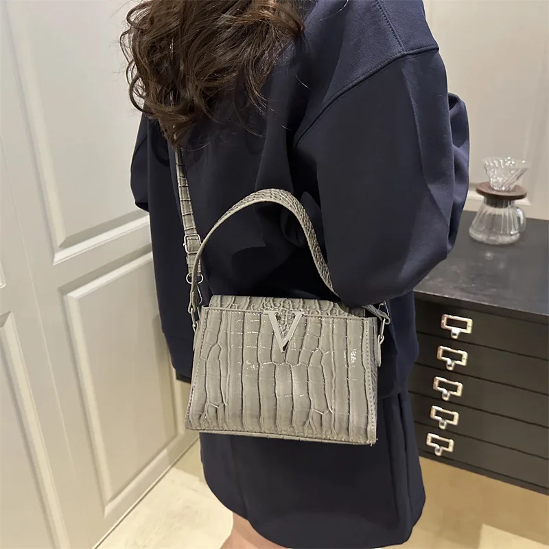 Fashionable Mini Solid Coloru Simple Hardware Lock Buckle Decoration Pu Waterproof Fabric Multifunctional Handbag Crossbody Bag