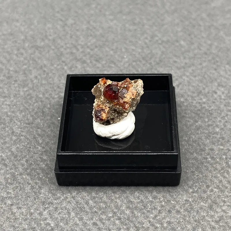 100% natural garnet raw stone mineral specimen healing crystal gemstone collection Box size:27*27*25mm