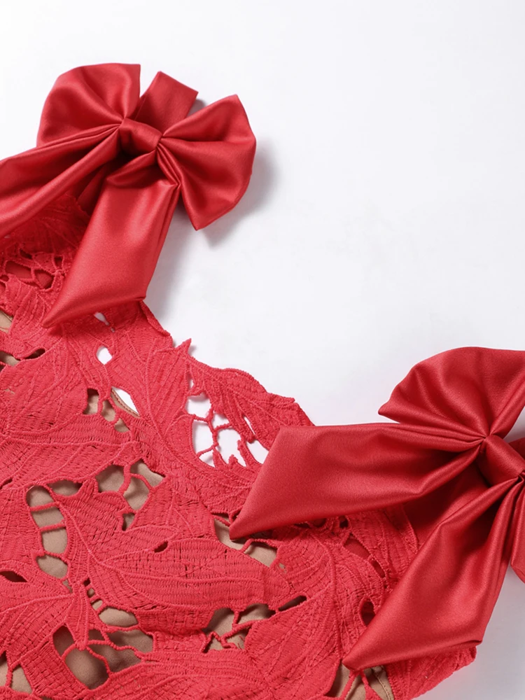 فستان أسود طويل بتفاصيل ورود