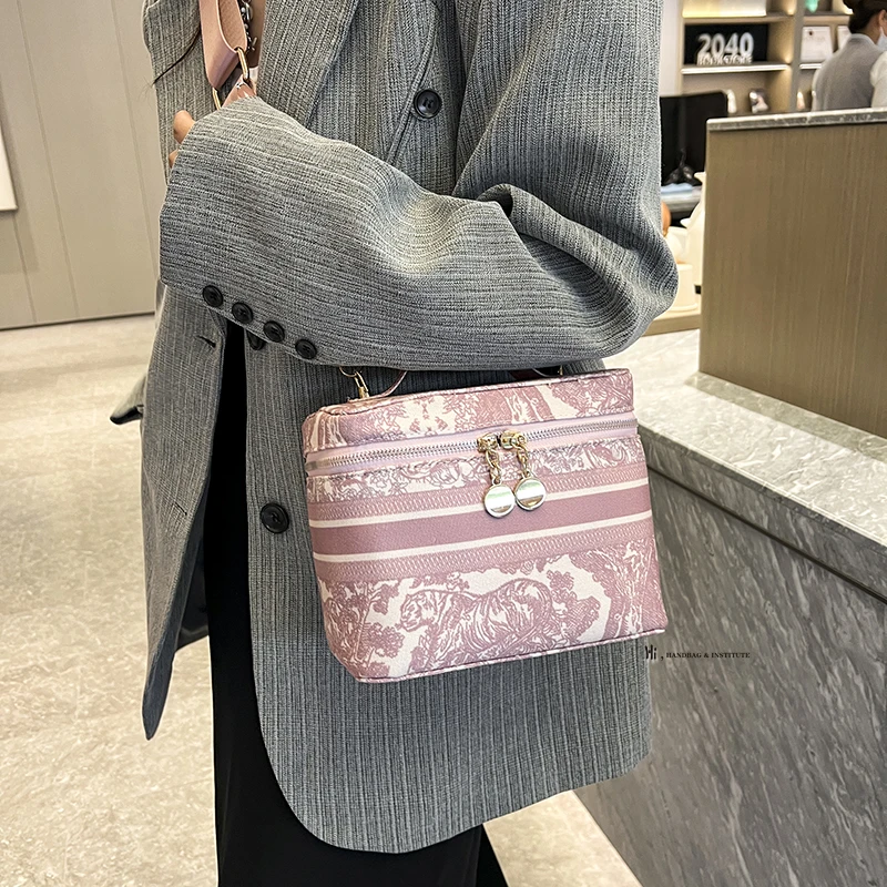 Retro Famous Brand Cosmetic Bag for Women Luxury Designer Ladies Makeup